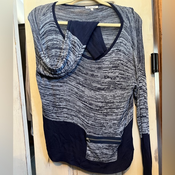 Blue and white zipper accent light weight top. - Picture 1 of 5